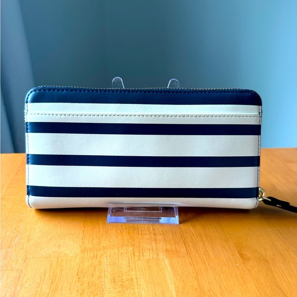 Kate Spade ‘Shore Thing’ Crab Lacey Wallet - Picture 2 of 6